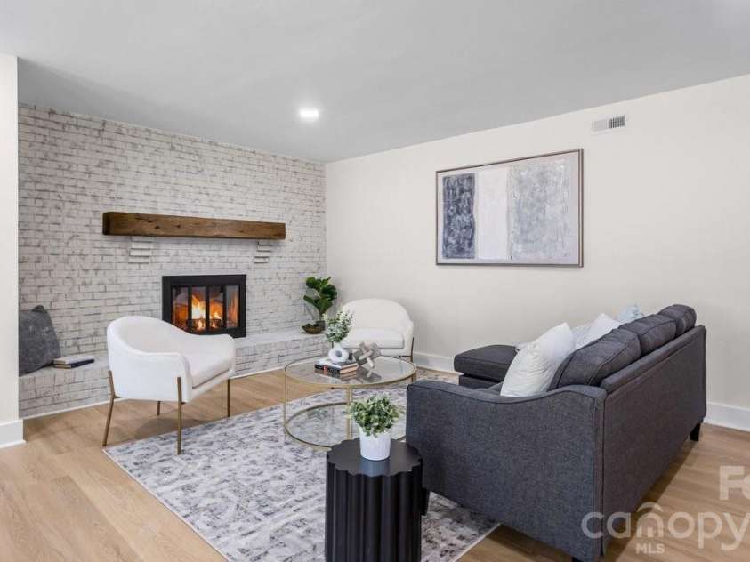 7234 Rollingridge Drive, Charlotte, NC 28211.  MLS# CAR4366421, YatesRealty ID 11134. 