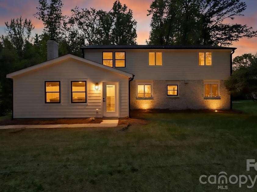 7234 Rollingridge Drive, Charlotte, NC 28211.  MLS# CAR4366421, YatesRealty ID 11134. 