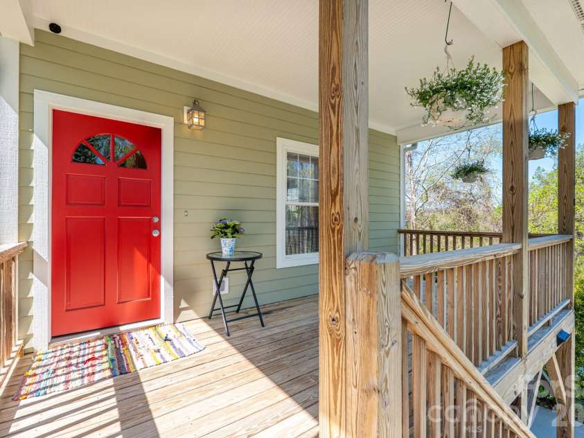 4 Cottage Court, Asheville, NC 28801.  MLS# CAR4366950, YatesRealty ID 11136. 
