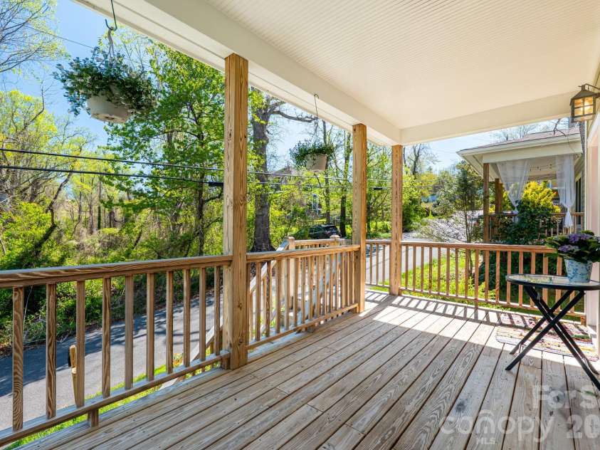 4 Cottage Court, Asheville, NC 28801.  MLS# CAR4366950, YatesRealty ID 11136. 