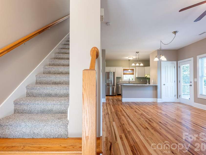 4 Cottage Court, Asheville, NC 28801.  MLS# CAR4366950, YatesRealty ID 11136. 