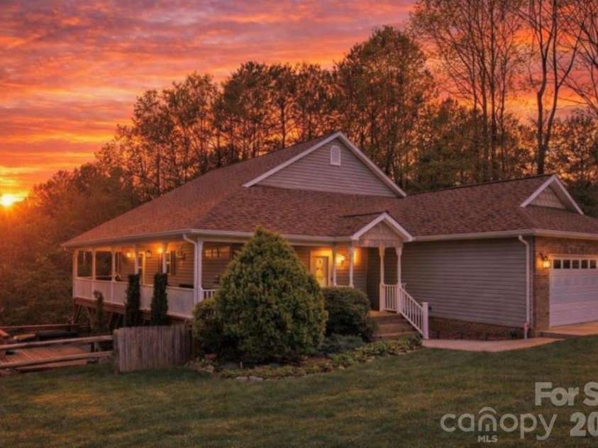 5106 Hanging Rock Court, Hickory, NC 28601.  MLS# CAR4366355, YatesRealty ID 11138. 