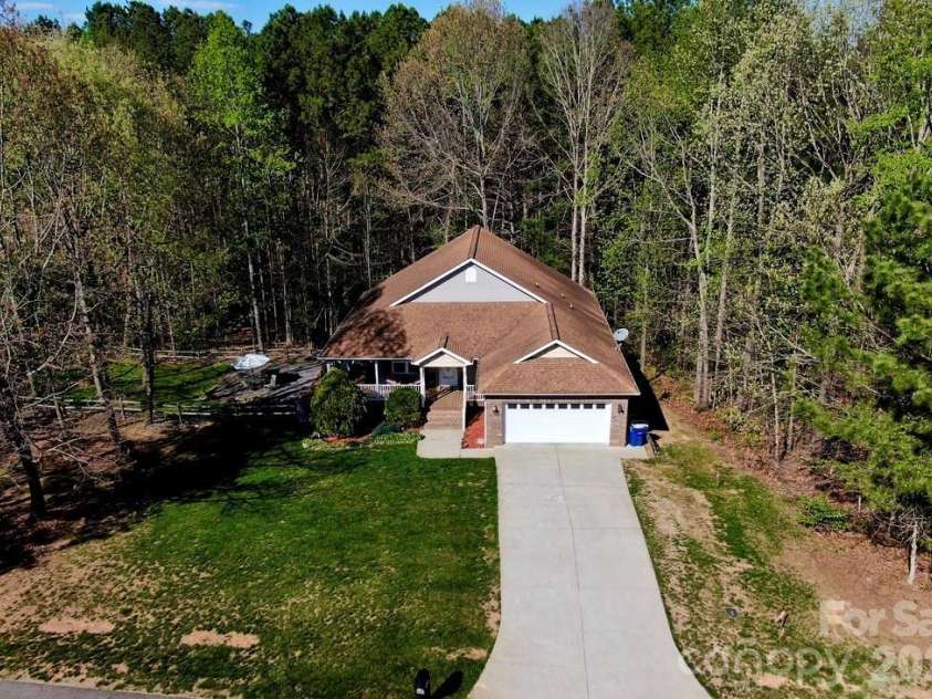 5106 Hanging Rock Court, Hickory, NC 28601.  MLS# CAR4366355, YatesRealty ID 11138. 