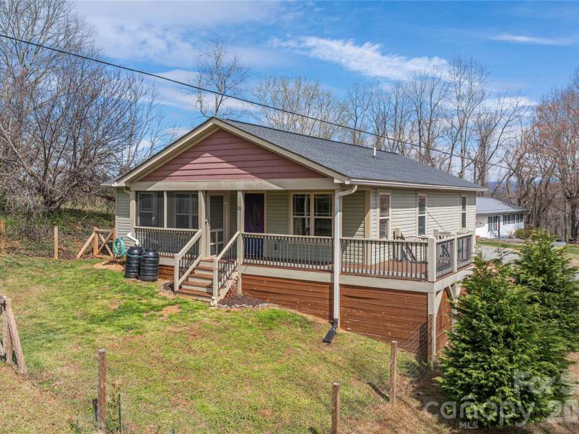 20 Golden Tree Lane, Asheville, NC 28806.  MLS# CAR4352934, YatesRealty ID 11140. 