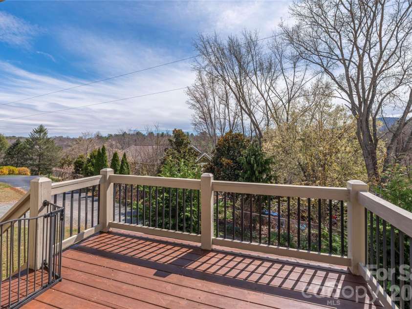 20 Golden Tree Lane, Asheville, NC 28806.  MLS# CAR4352934, YatesRealty ID 11140. 
