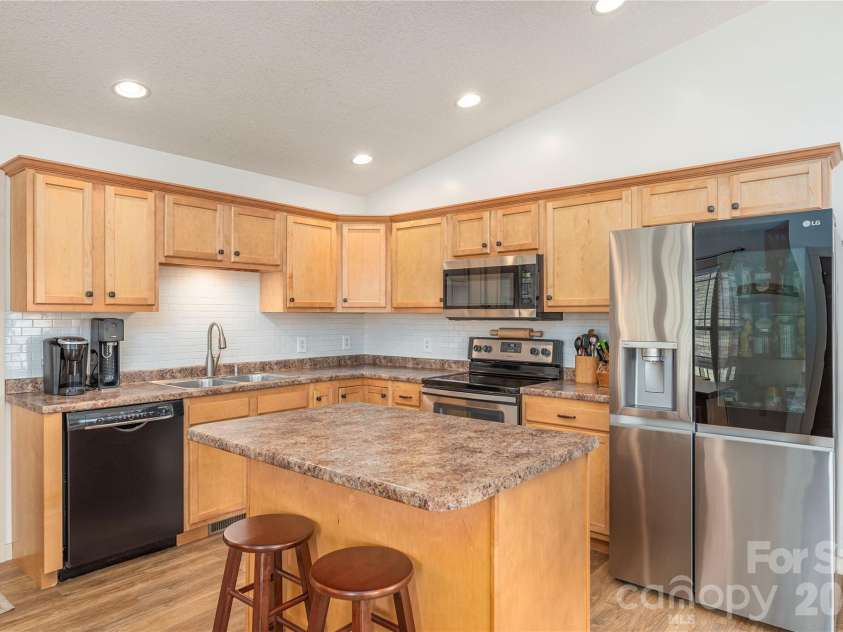 20 Golden Tree Lane, Asheville, NC 28806.  MLS# CAR4352934, YatesRealty ID 11140. 