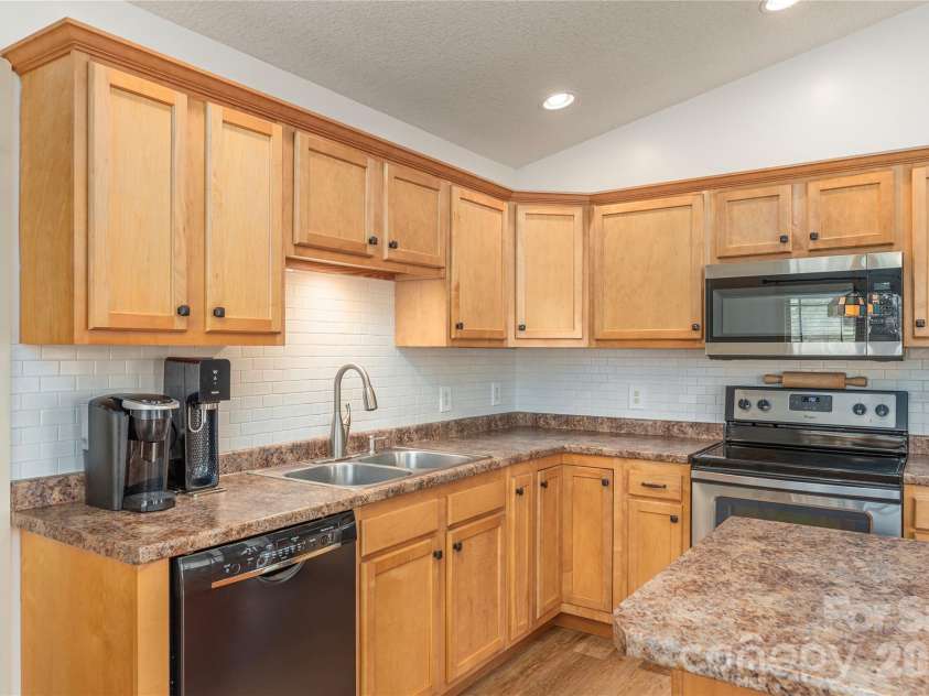 20 Golden Tree Lane, Asheville, NC 28806.  MLS# CAR4352934, YatesRealty ID 11140. 