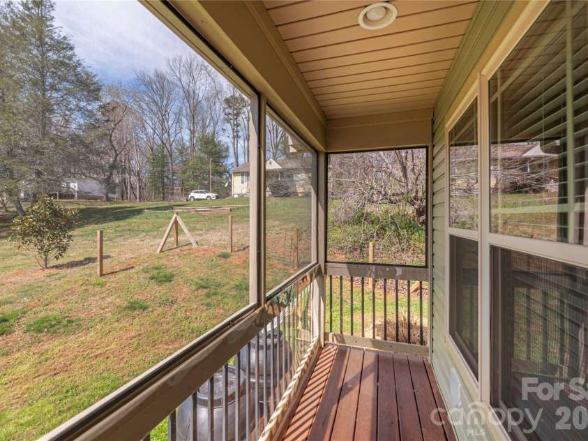 20 Golden Tree Lane, Asheville, NC 28806.  MLS# CAR4352934, YatesRealty ID 11140. 
