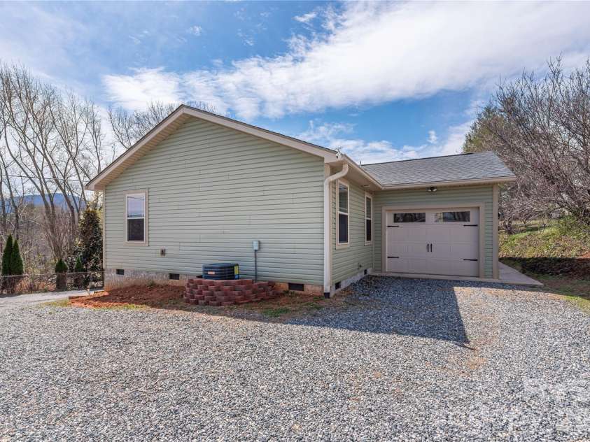 20 Golden Tree Lane, Asheville, NC 28806.  MLS# CAR4352934, YatesRealty ID 11140. 