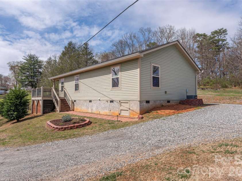 20 Golden Tree Lane, Asheville, NC 28806.  MLS# CAR4352934, YatesRealty ID 11140. 