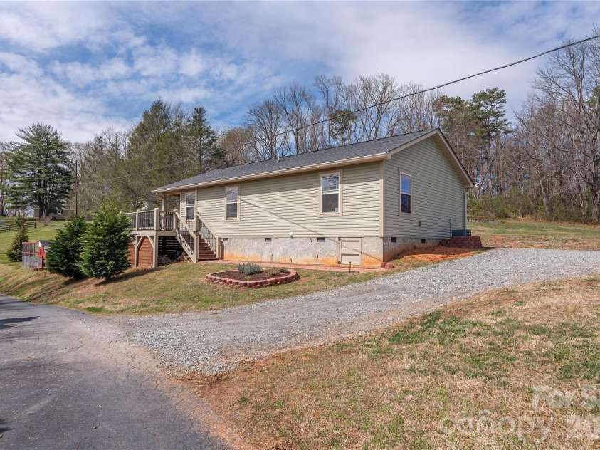20 Golden Tree Lane, Asheville, NC 28806.  MLS# CAR4352934, YatesRealty ID 11140. 