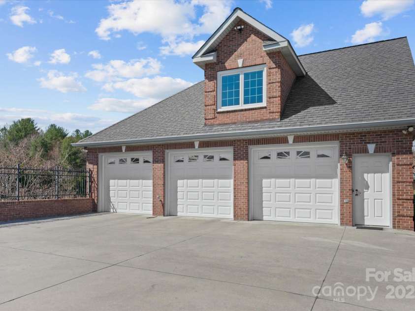 5809 Selkirk Drive, Hickory, NC 28601.  MLS# CAR4235652, YatesRealty ID 11140. 3 car garage on main level