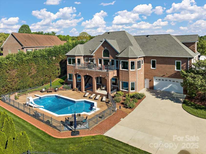5809 Selkirk Drive, Hickory, NC 28601.  MLS# CAR4235652, YatesRealty ID 11140. 