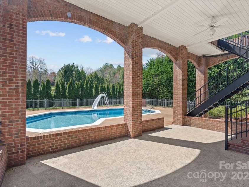 5809 Selkirk Drive, Hickory, NC 28601.  MLS# CAR4235652, YatesRealty ID 11140. 