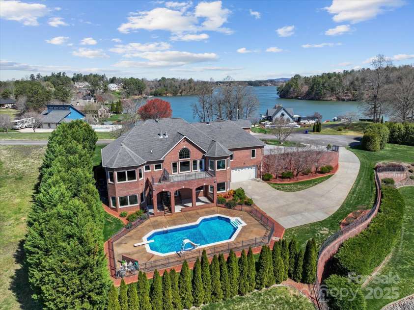 5809 Selkirk Drive, Hickory, NC 28601.  MLS# CAR4235652, YatesRealty ID 11140. 