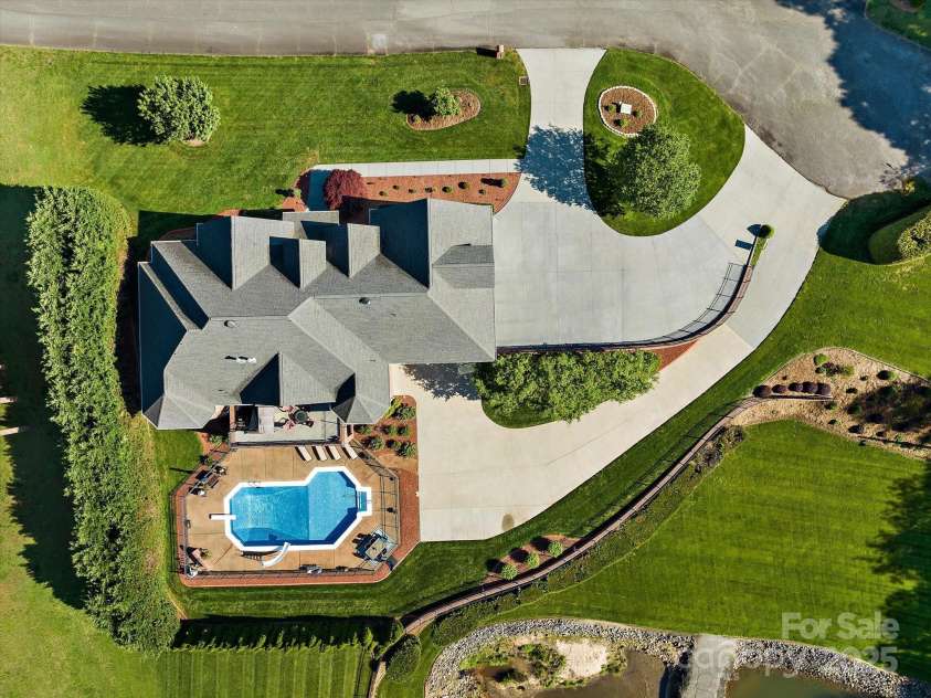 5809 Selkirk Drive, Hickory, NC 28601.  MLS# CAR4235652, YatesRealty ID 11140. 