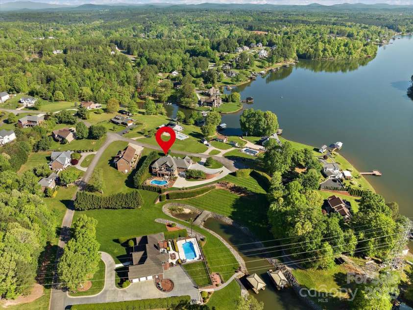 5809 Selkirk Drive, Hickory, NC 28601.  MLS# CAR4235652, YatesRealty ID 11140. 