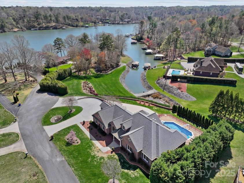 5809 Selkirk Drive, Hickory, NC 28601.  MLS# CAR4235652, YatesRealty ID 11140. Double lot on Lake Hickory
