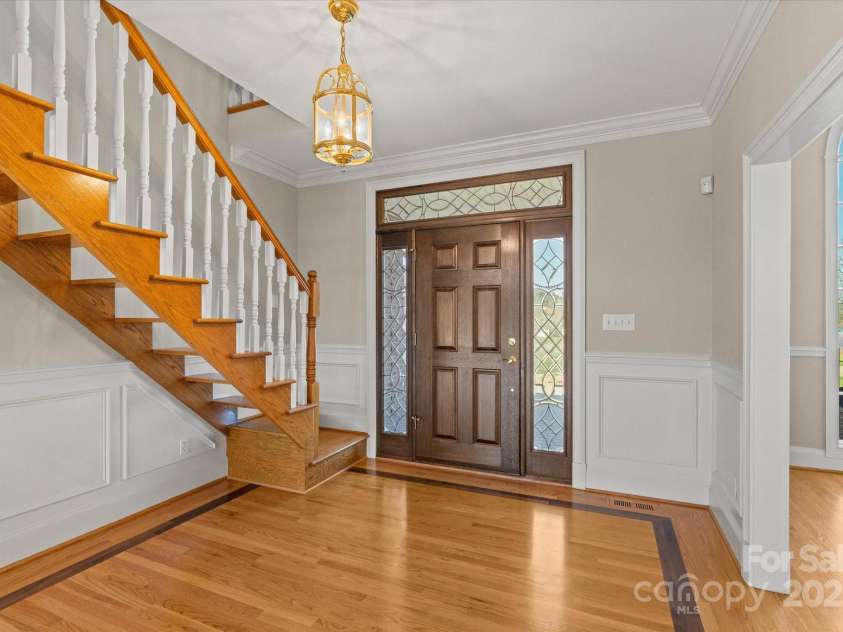 5809 Selkirk Drive, Hickory, NC 28601.  MLS# CAR4235652, YatesRealty ID 11140. Foyer