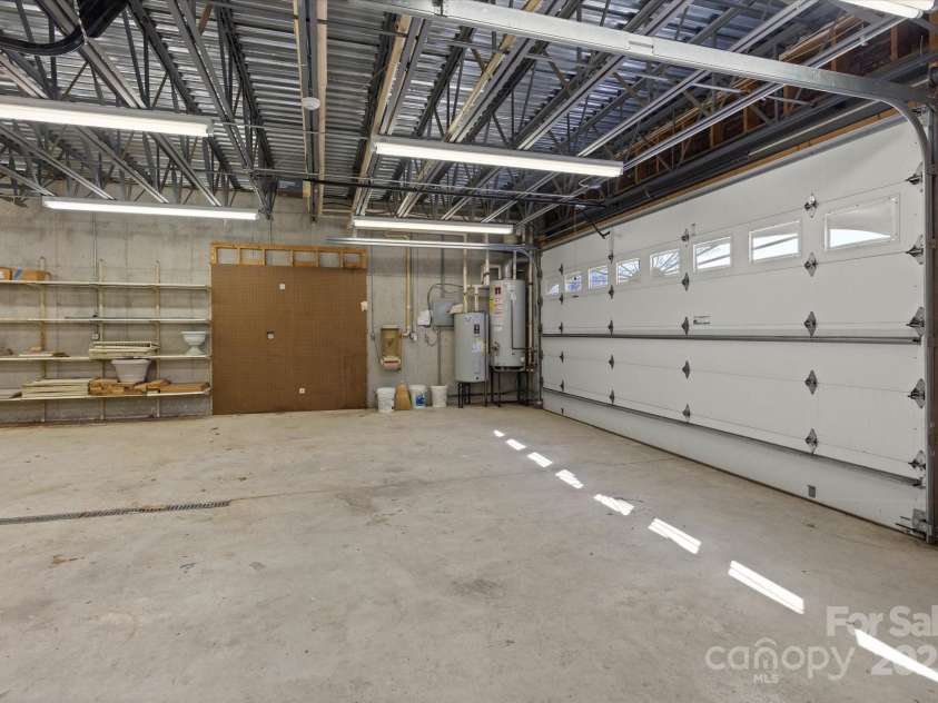 5809 Selkirk Drive, Hickory, NC 28601.  MLS# CAR4235652, YatesRealty ID 11140. Lower level double garage