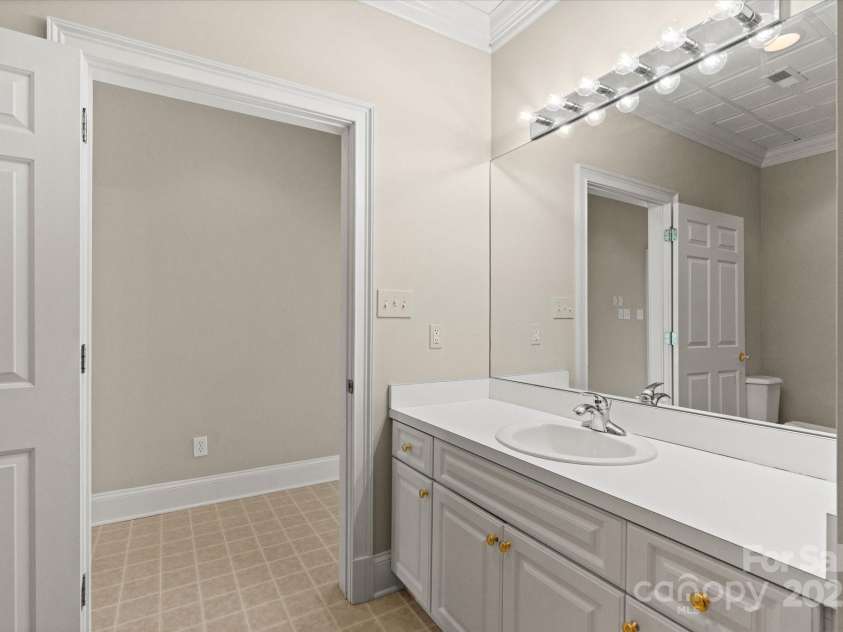 5809 Selkirk Drive, Hickory, NC 28601.  MLS# CAR4235652, YatesRealty ID 11140. Lower level full bath