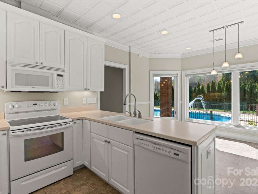 5809 Selkirk Drive, Hickory, NC 28601.  MLS# CAR4235652, YatesRealty ID 11140. Lower level full kitchen