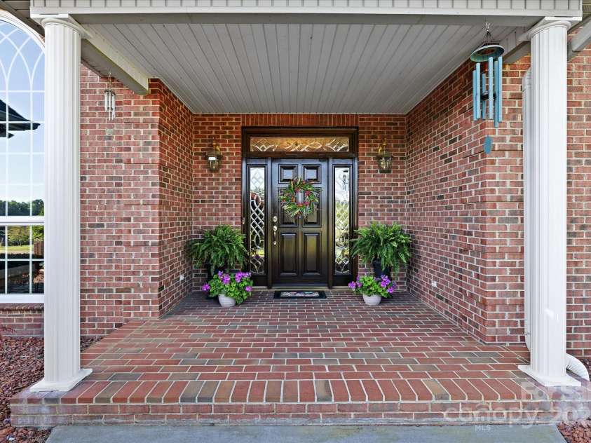 5809 Selkirk Drive, Hickory, NC 28601.  MLS# CAR4235652, YatesRealty ID 11140. Main entrance