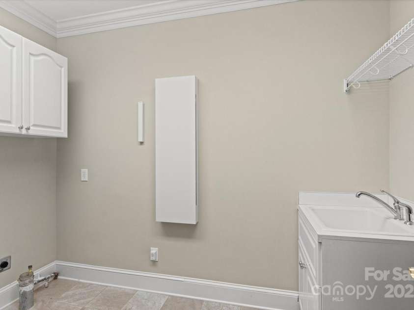 5809 Selkirk Drive, Hickory, NC 28601.  MLS# CAR4235652, YatesRealty ID 11140. Main level laundry room