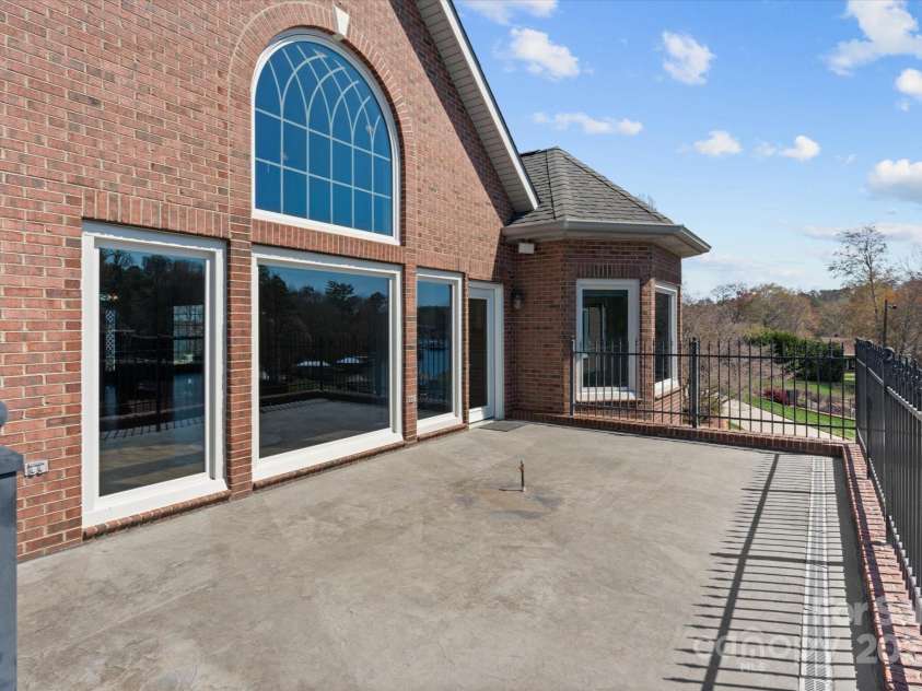 5809 Selkirk Drive, Hickory, NC 28601.  MLS# CAR4235652, YatesRealty ID 11140. Main level patio