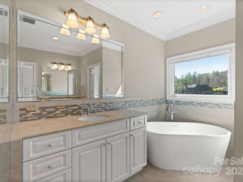 5809 Selkirk Drive, Hickory, NC 28601.  MLS# CAR4235652, YatesRealty ID 11140. Primary Bath