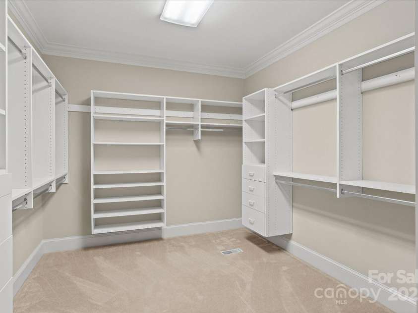 5809 Selkirk Drive, Hickory, NC 28601.  MLS# CAR4235652, YatesRealty ID 11140. Primary walk in closet