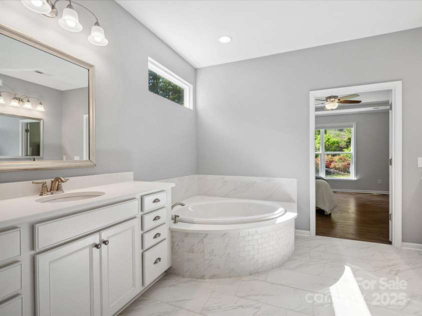 11931 The Ramble Drive, Huntersville, NC 28078.  MLS# CAR4252530, YatesRealty ID 11141. Main Floor Primary Bathroom