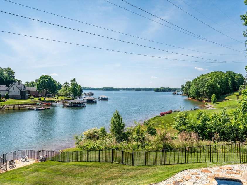 125 Mariner Pointe Lane, Mooresville, NC 28117.  MLS# CAR4252558, YatesRealty ID 11147. 