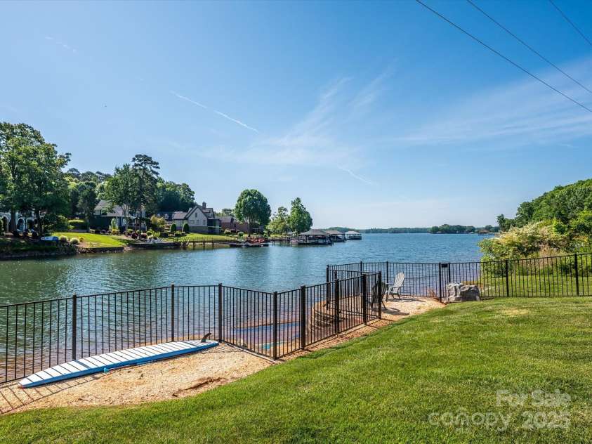 125 Mariner Pointe Lane, Mooresville, NC 28117.  MLS# CAR4252558, YatesRealty ID 11147. 
