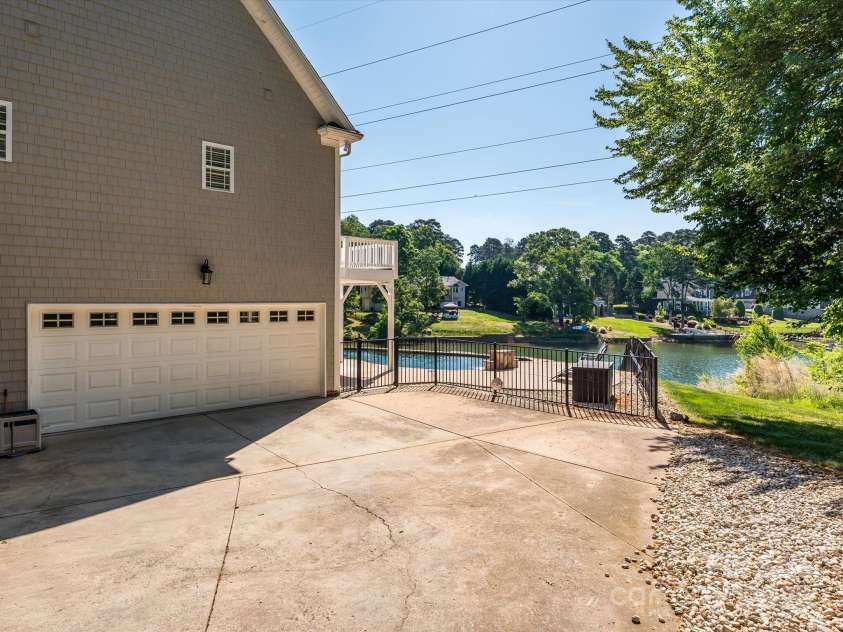 125 Mariner Pointe Lane, Mooresville, NC 28117.  MLS# CAR4252558, YatesRealty ID 11147. 