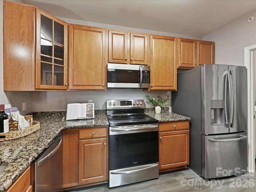 9145 Mcdowell Creek Court, Cornelius, NC 28031.  MLS# CAR4336946, YatesRealty ID 11148. Kitchen features granite counters, stainless steel appliances, plenty of cabinets for storage, breakfast bar & dining area! 