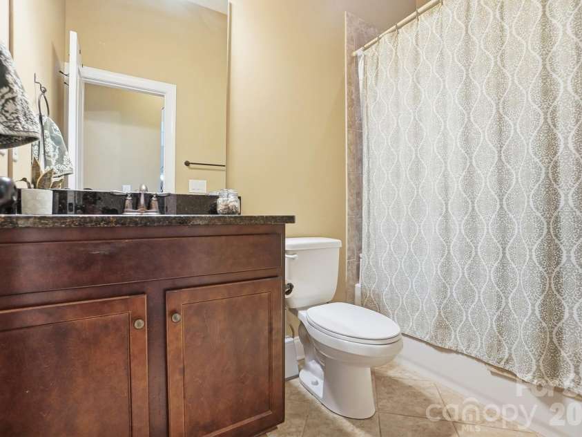 11010 Sparkle Creek Drive, Midland, NC 28107.  MLS# CAR4361341, YatesRealty ID 11151. Bathroom between two bedrooms