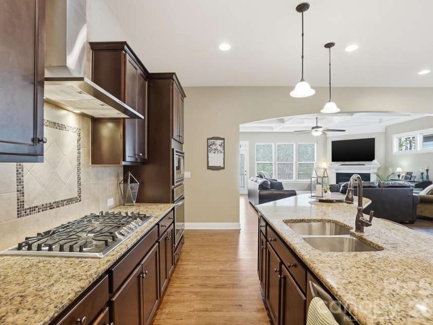 11010 Sparkle Creek Drive, Midland, NC 28107.  MLS# CAR4361341, YatesRealty ID 11151. Gas cooktop