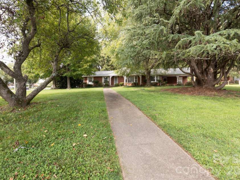 208 Victoria Circle, Kings Mountain, NC 28086.  MLS# CAR4295239, YatesRealty ID 11152. 