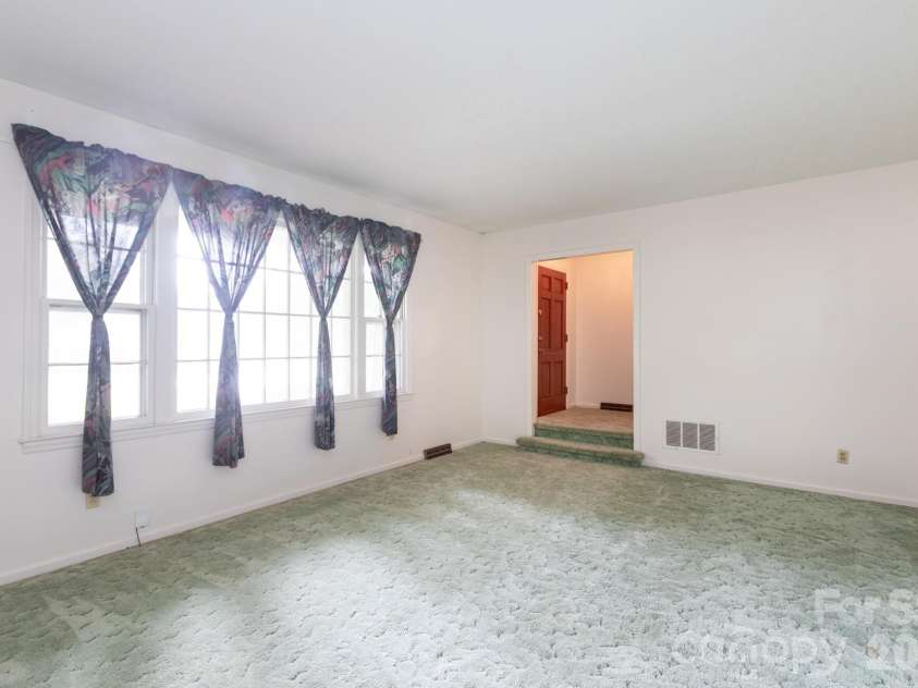 208 Victoria Circle, Kings Mountain, NC 28086.  MLS# CAR4295239, YatesRealty ID 11152. 
