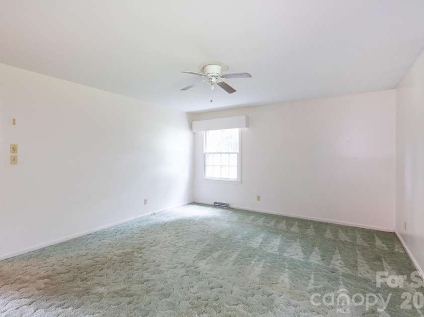 208 Victoria Circle, Kings Mountain, NC 28086.  MLS# CAR4295239, YatesRealty ID 11152. 