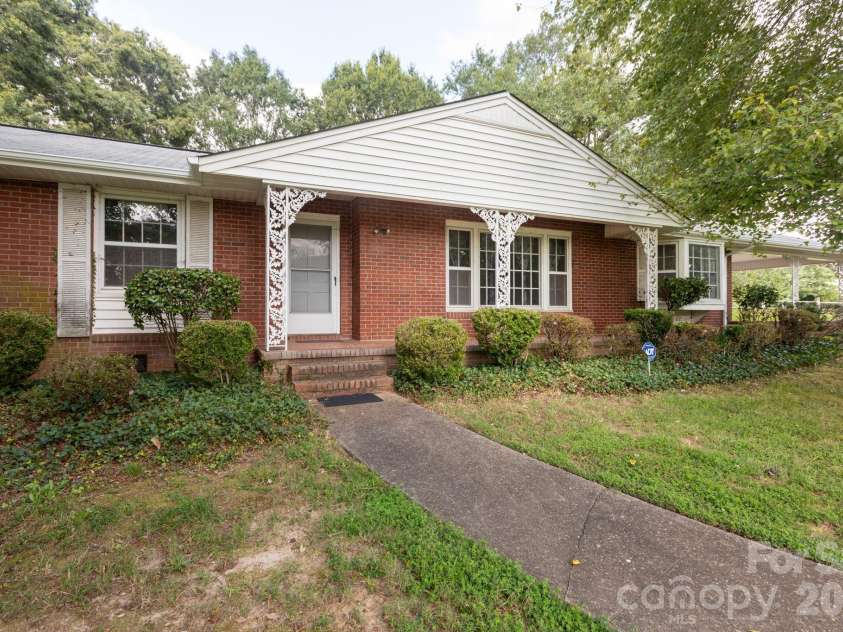 208 Victoria Circle, Kings Mountain, NC 28086.  MLS# CAR4295239, YatesRealty ID 11152. 