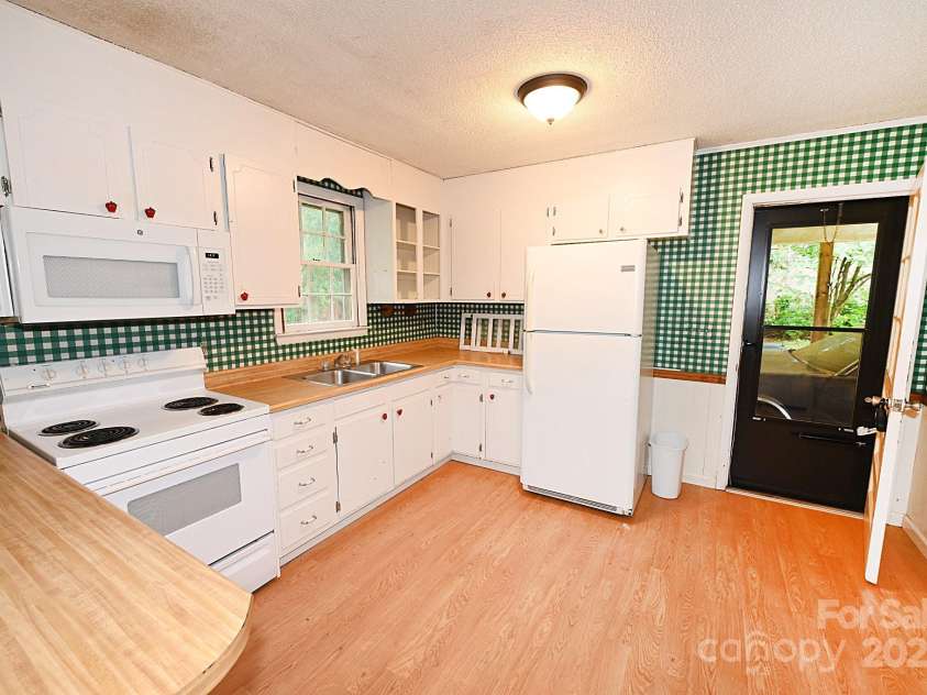 2625 Glenn Street, Newton, NC 28658.  MLS# CAR4265870, YatesRealty ID 11153. 