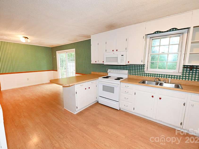 2625 Glenn Street, Newton, NC 28658.  MLS# CAR4265870, YatesRealty ID 11153. 
