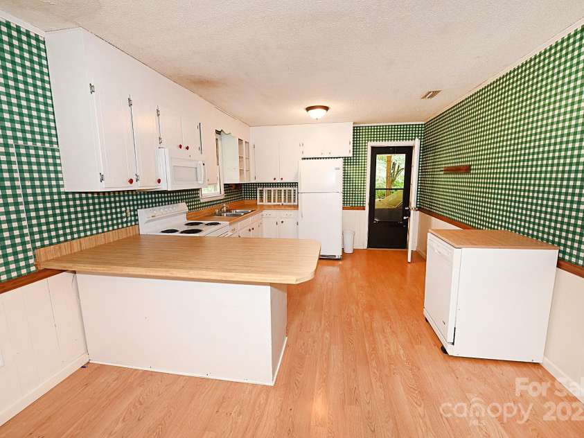 2625 Glenn Street, Newton, NC 28658.  MLS# CAR4265870, YatesRealty ID 11153. 
