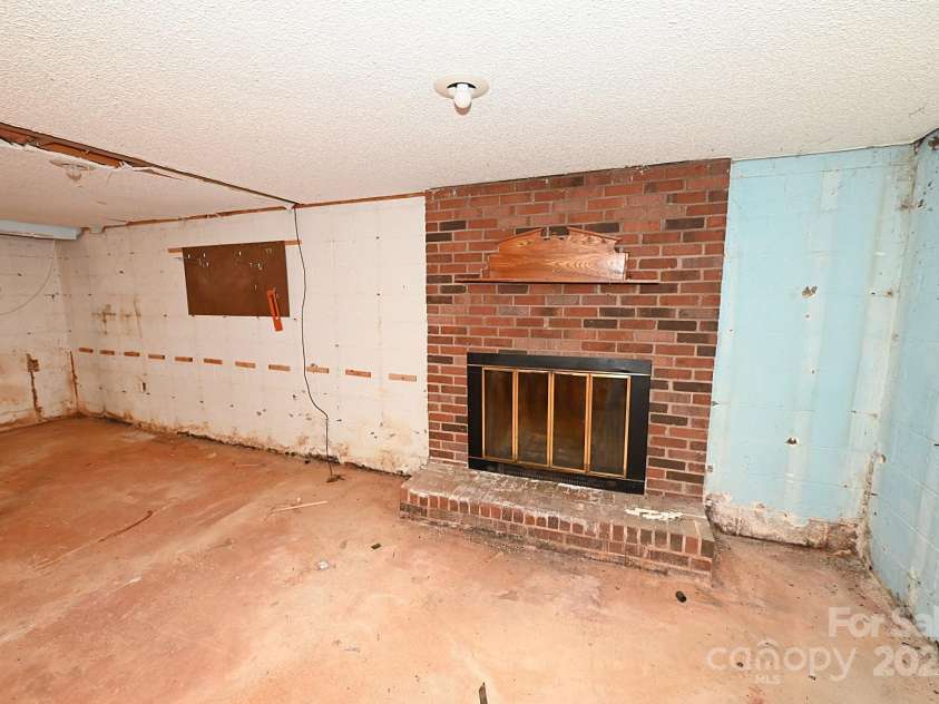 2625 Glenn Street, Newton, NC 28658.  MLS# CAR4265870, YatesRealty ID 11153. 