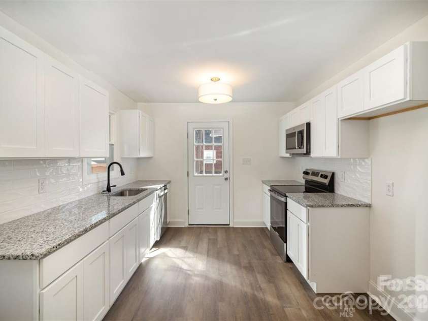 523 Hickory Nut Lane, China Grove, NC 28023.  MLS# CAR4289457, YatesRealty ID 11153. Kitchen