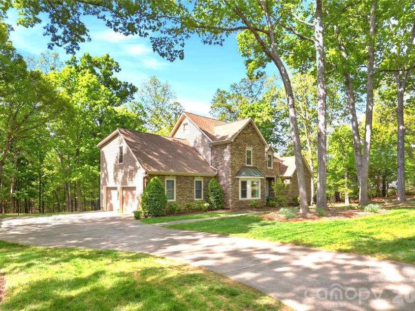 8200 Asheley Glen Drive, Mint Hill, NC 28227.  MLS# CAR4368064, YatesRealty ID 11156. 