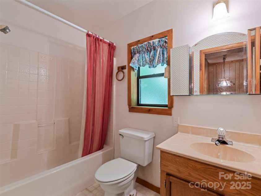 1010 Autumn Drive, Maggie Valley, NC 28751.  MLS# CAR4284241, YatesRealty ID 1116. Bathroom Upstairs 