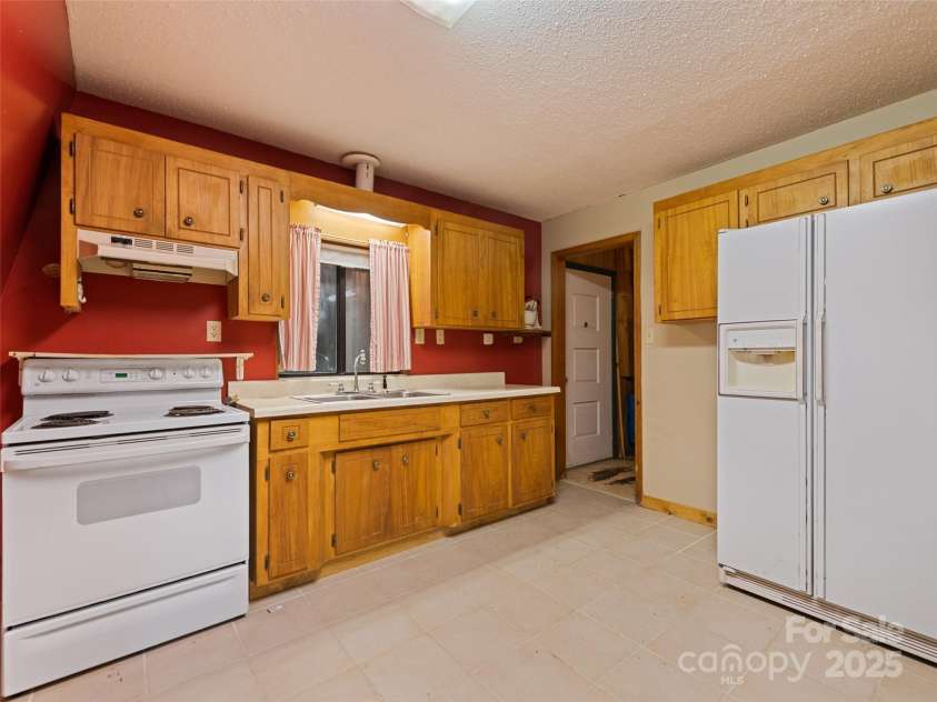 1010 Autumn Drive, Maggie Valley, NC 28751.  MLS# CAR4284241, YatesRealty ID 1116. Kitchen 